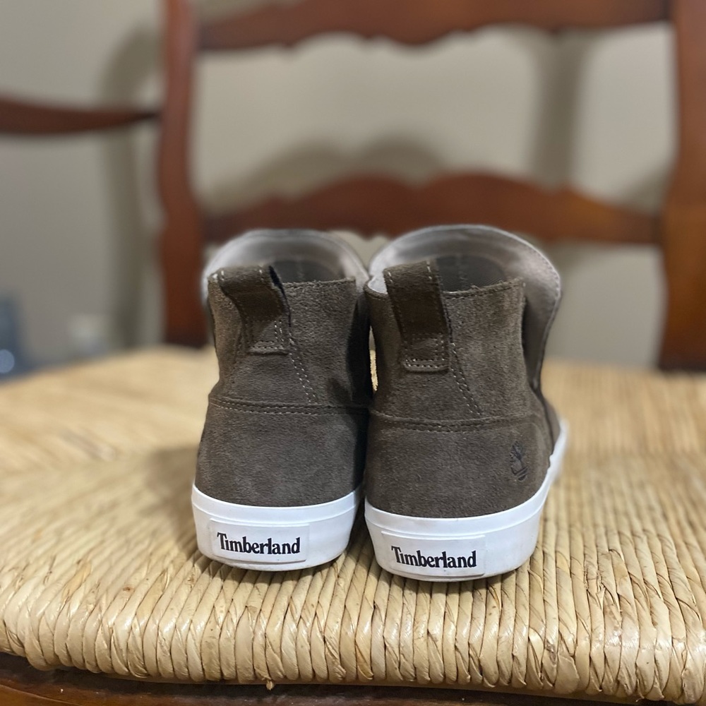 Brown booties. They run large. Worn a half a dozen times. Good condition.